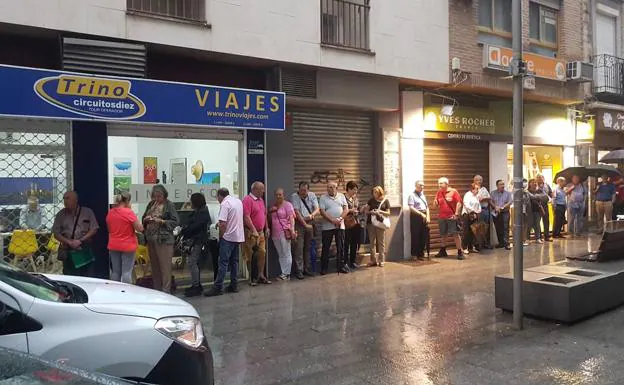 Personas esperando a las puertas de una agencia de viajes de la capital desde primera hora de la mañana. /IDEAL