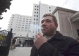 Un hombre fuma cerca del Virgen de las Nieves :: A. AGUILAR/